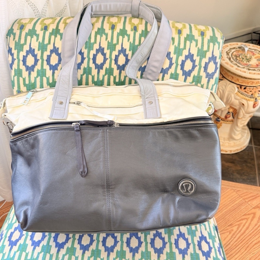 lululemon athletica Large Zip Duffle Bag w/ Strap, Pockets, Black